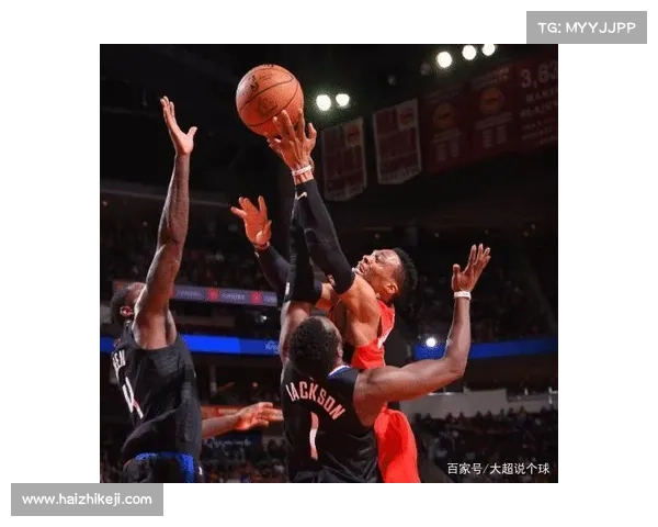 维达德卡萨布兰卡球迷冲入场内庆祝 导致比赛中断十五分钟